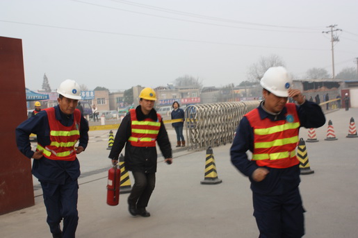 安慶港華燃?xì)饽MCNG加氣站燃?xì)庑孤?，開展應(yīng)急演練