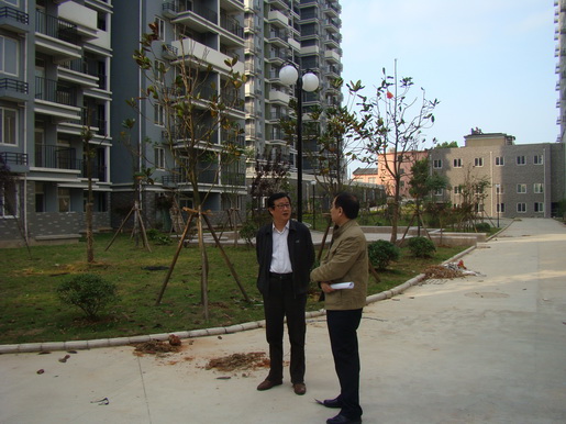 董事長(zhǎng)調(diào)研城區(qū)老舊小區(qū)管道燃?xì)馀涮坠ぷ?>                            <div   id="n5zvdhxrv"   class="con">
                                <span id="n5zvdhxrv"    class="title">董事長(zhǎng)調(diào)研城區(qū)老舊小區(qū)管道燃?xì)馀涮坠ぷ?/span>
                                <p class="des">&nbsp;

	近日，公司黨委書(shū)記、董事長(zhǎng)潘炳應(yīng)先后深入渡江路沿街樓棟、百圣花苑、同慶北苑、錦都商城、古樹(shù)新村、馬山公寓等26處前期開(kāi)發(fā)未“三同時(shí)”配套管道燃?xì)獾某菂^(qū)老舊小區(qū)（樓棟），實(shí)地考察、調(diào)研公司老舊小區(qū)氣化工作推進(jìn)情況。


	每到一處，潘炳應(yīng)都細(xì)致查看小區(qū)周邊管網(wǎng)配套條件，詳細(xì)了解氣化工作實(shí)際困難，并認(rèn)真傾聽(tīng)小區(qū)居民對(duì)公司配套管道燃?xì)獾囊庖?jiàn)和建議。對(duì)于老舊小區(qū)氣化工作，潘炳應(yīng)...</p>
                            </div>
                            <div   id="n5zvdhxrv"   class="time">
                                <span id="n5zvdhxrv"    class="day">05</span>
                                <span id="n5zvdhxrv"    class="year-month">2014-05</span>
                            </div>
                        </a>
                    </li>
                                        <li>
                        <a href="show.php?Id=218" target="_blank">
                            <img src=