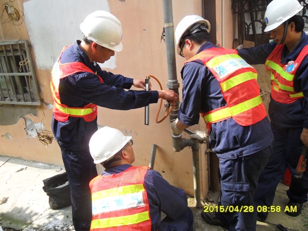 安慶港華開展燃?xì)鈽菞澒艿佬孤┭菥?>                            <div   id="n5zvdhxrv"   class="con">
                                <span id="n5zvdhxrv"    class="title">安慶港華開展燃?xì)鈽菞澒艿佬孤┭菥?/span>
                                <p class="des">
	4月28日，為提高公司員工及用氣居民安全意識，營造人人關(guān)注安全的良好安全氛圍，安慶港華積極開展燃?xì)鈽菞澒艿佬孤?yīng)急搶險(xiǎn)演練。 


	上午8時(shí)45分演練在長鑫花園小區(qū)正式開始，一輛汽車因駕駛不慎，撞擊了小區(qū)6號樓的戶外燃?xì)庖牍?，致使燃?xì)庑孤?，隨時(shí)會引起火災(zāi)或爆炸的發(fā)生。安慶港華應(yīng)急小組在接到“報(bào)警”后，14名工作人員快速趕赴現(xiàn)場進(jìn)行險(xiǎn)情處置。探測泄漏點(diǎn)天然氣濃度，關(guān)閉閥門，在險(xiǎn)情得到...</p>
                            </div>
                            <div   id="n5zvdhxrv"   class="time">
                                <span id="n5zvdhxrv"    class="day">04</span>
                                <span id="n5zvdhxrv"    class="year-month">2015-05</span>
                            </div>
                        </a>
                    </li>
                                        <li>
                        <a href="show.php?Id=381" target="_blank">
                                                        <div   id="n5zvdhxrv"   class="con">
                                <span id="n5zvdhxrv"    class="title">安慶港華積極適應(yīng)新常態(tài) 有序推進(jìn)地下管網(wǎng)升級改造</span>
                                <p class="des">&nbsp;

	我市開展支持中小企業(yè)健康發(fā)展行動以來，安慶港華主動適應(yīng)新常態(tài)，充分結(jié)合公司實(shí)際和“安全安慶提升年”活動，主動加大城市燃?xì)夤芫W(wǎng)更新改造力度，先后投入800萬余元，全力推進(jìn)同安路、湖心北路、天柱山路、菱湖南路等路段及部分小區(qū)約10余公里地下燃?xì)夤艿赖母赂脑?，著力保障中小企業(yè)和居民安全平穩(wěn)用氣。


	在不斷加大人力物力投入，加快工期進(jìn)度的同時(shí)，安慶港華還三措并行，最大限度...</p>
                            </div>
                            <div   id="n5zvdhxrv"   class="time">
                                <span id="n5zvdhxrv"    class="day">04</span>
                                <span id="n5zvdhxrv"    class="year-month">2015-05</span>
                            </div>
                        </a>
                    </li>
                                    </ul>
                <div   id="n5zvdhxrv"   class="pagination">
                <a href=?pid=2&page=1 title=第1頁>1</a><a>...</a><a href=?pid=2&page=110 title=第110頁>110</a><a title=第111頁 class=